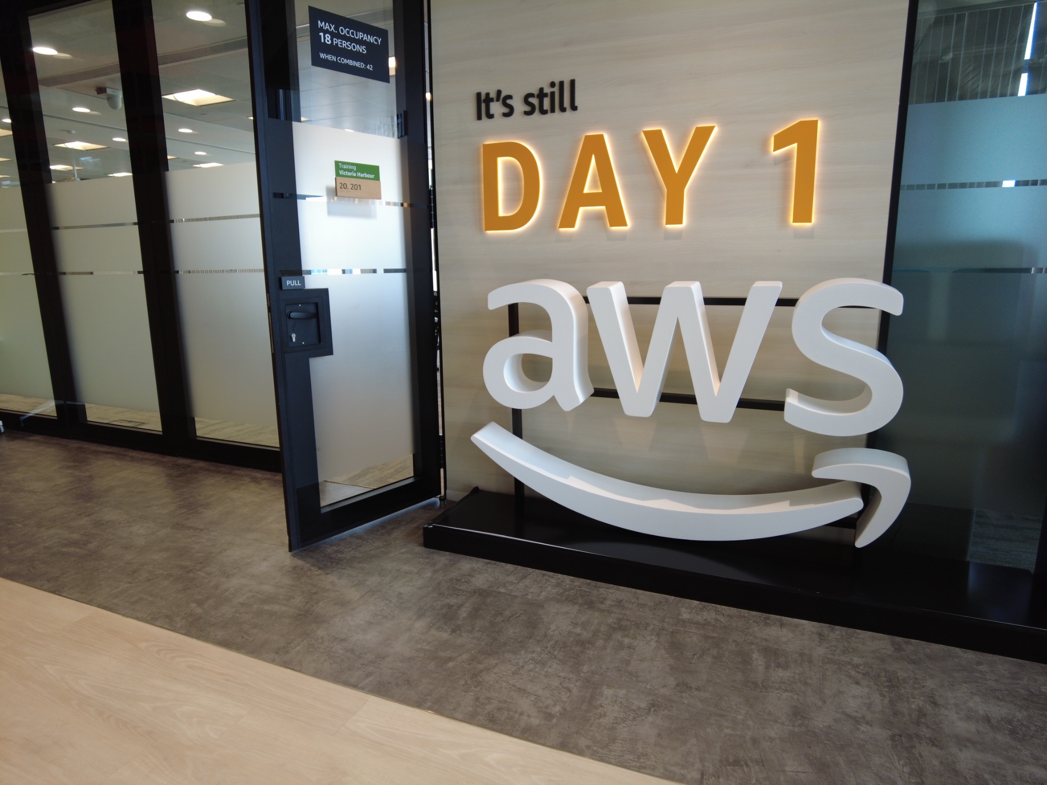 Amazon 香港辦公室培訓場地入口及 AWS 標誌