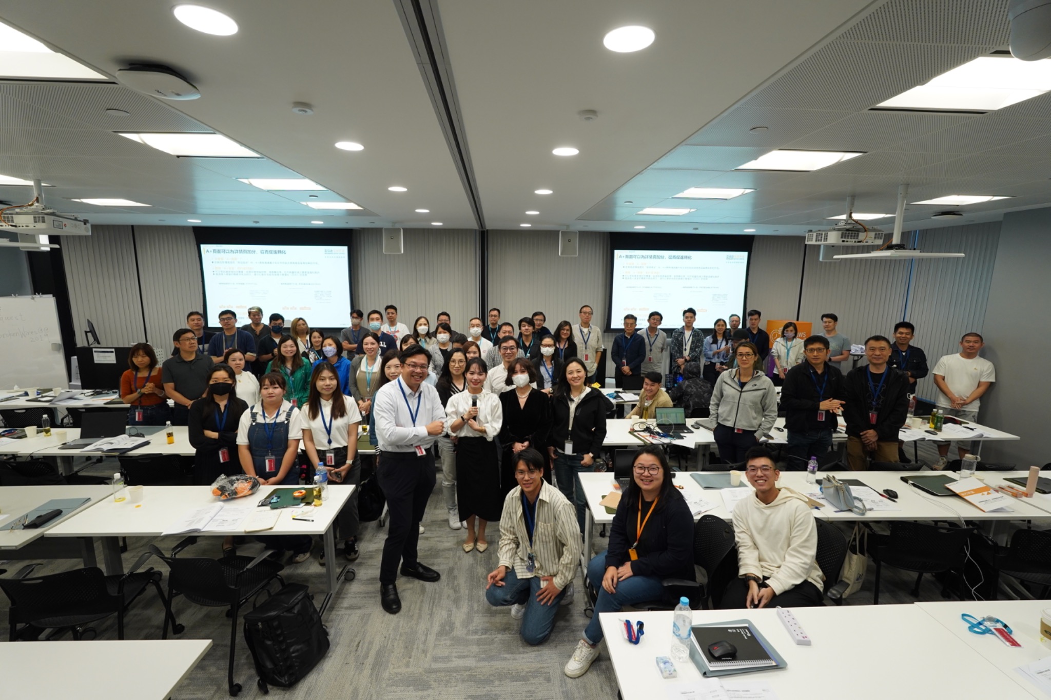 Harry Lui 與 Amazon 香港培訓課程參加者在課室合照
