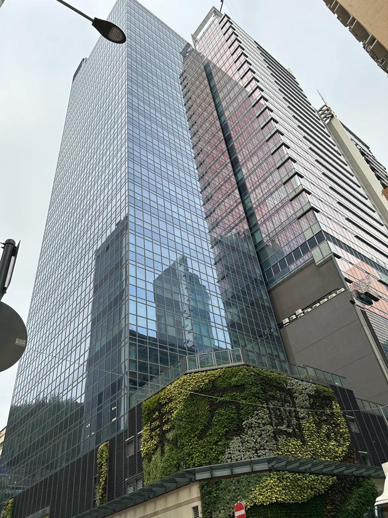 東方國際大廈外觀，玻璃幕牆及地面入口