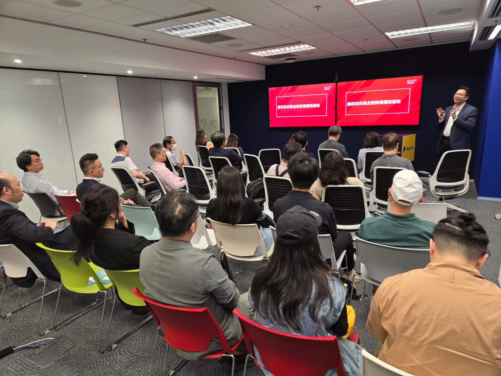 Harry Lui 在香港 PayPal 培訓場地向企業參加者演講