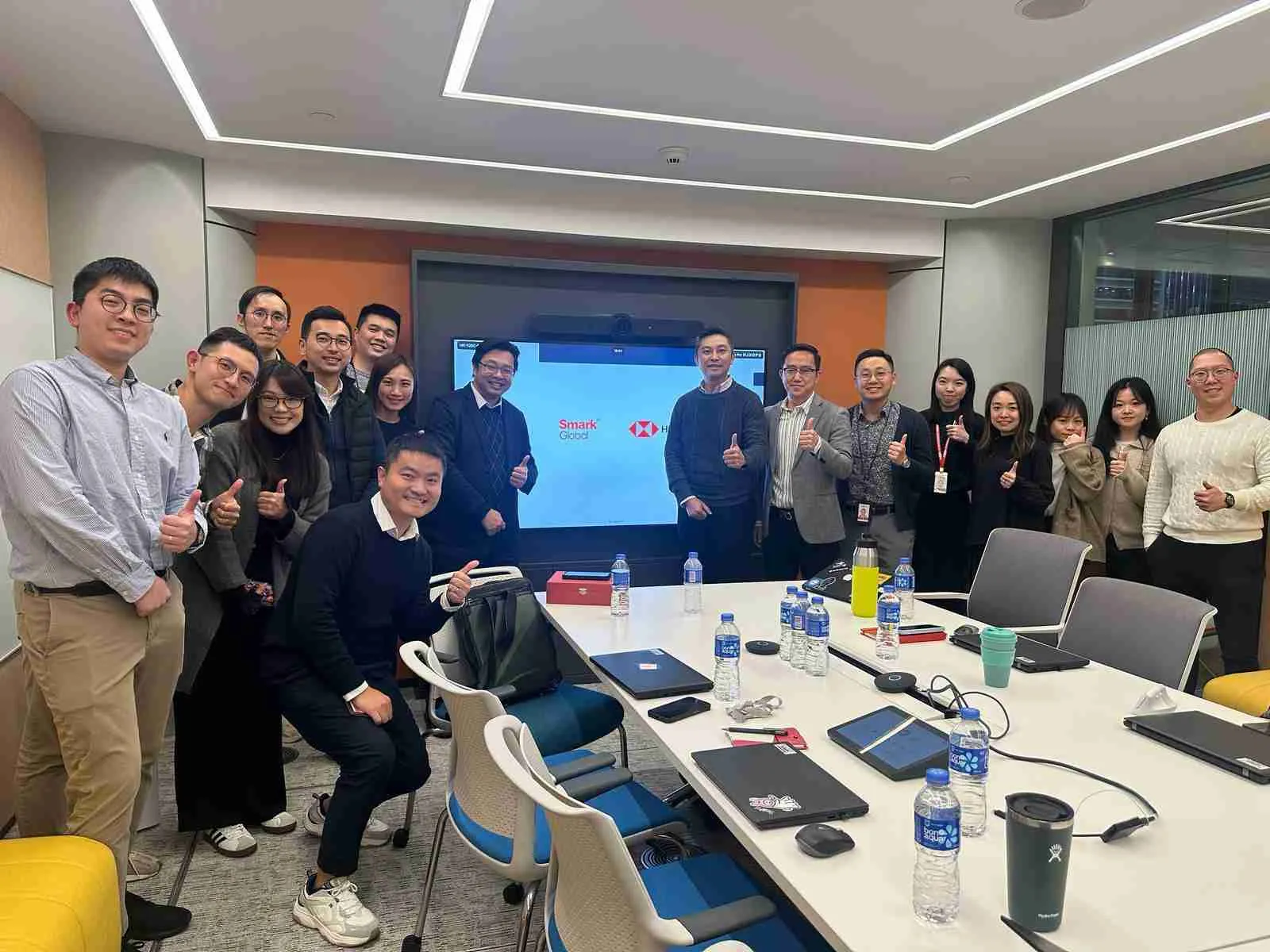 Harry Lui 與 HSBC 企業培訓參加者在會議室合照