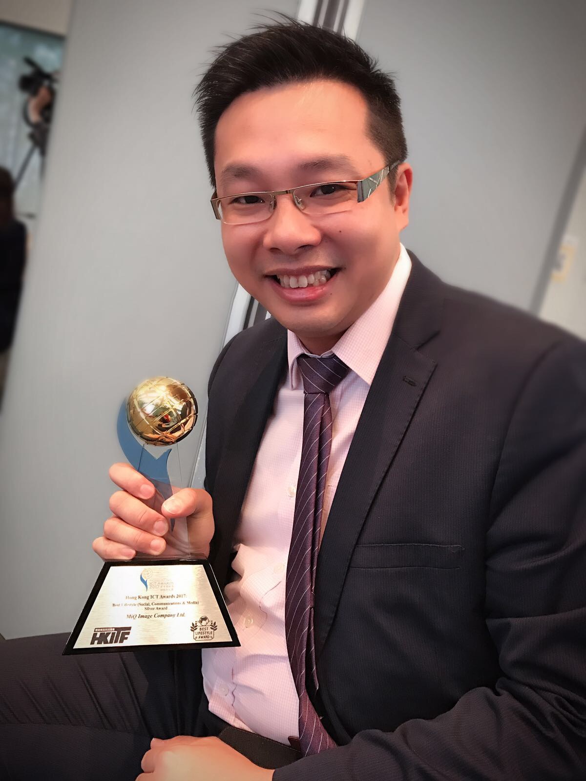 Harry Lui 手持香港資訊及通訊科技獎 2017 獎座