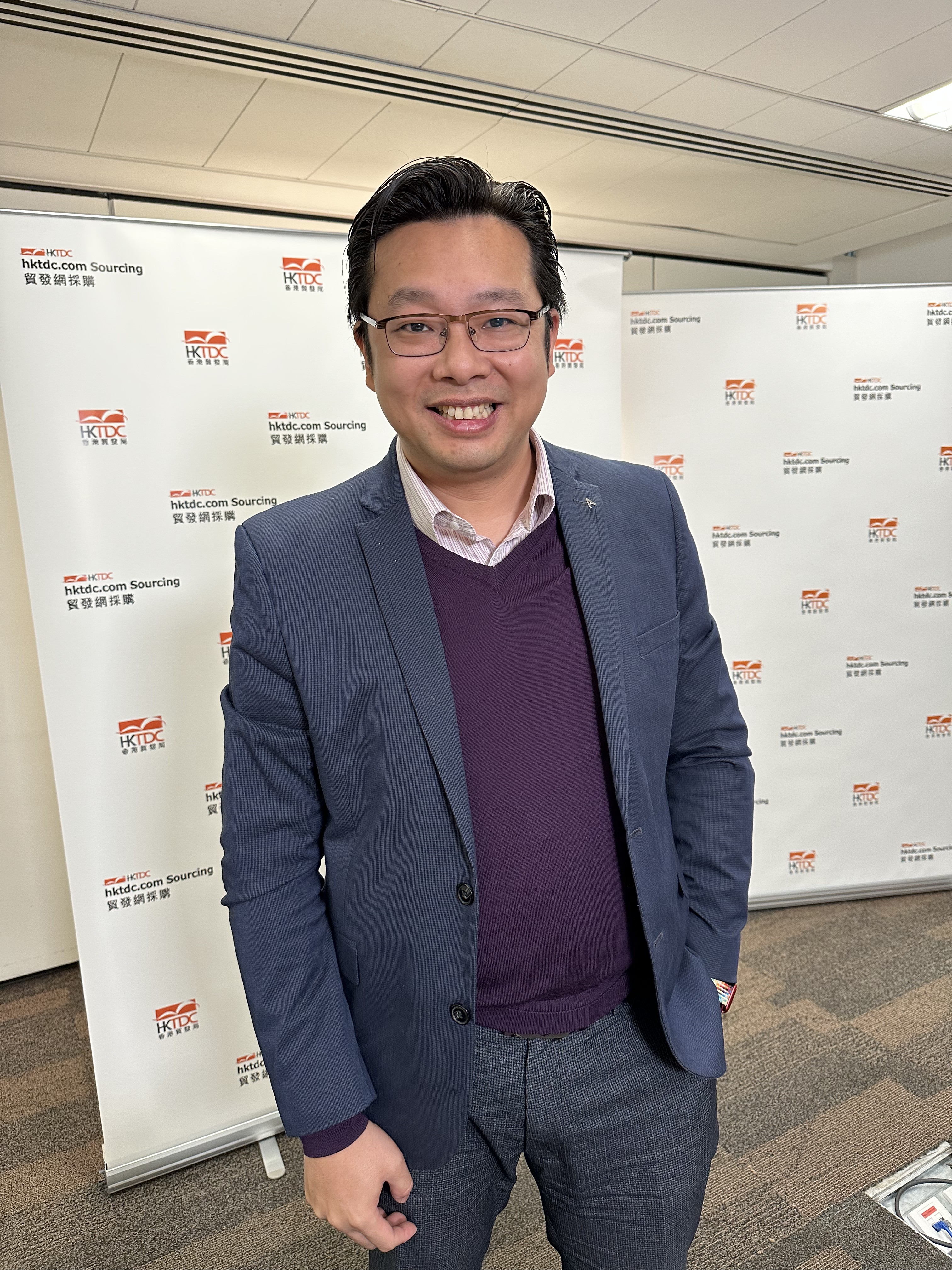 Harry Lui 在香港貿易發展局 hktdc.com Sourcing 背板前留影